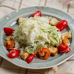 Цезарь с тигровыми креветками