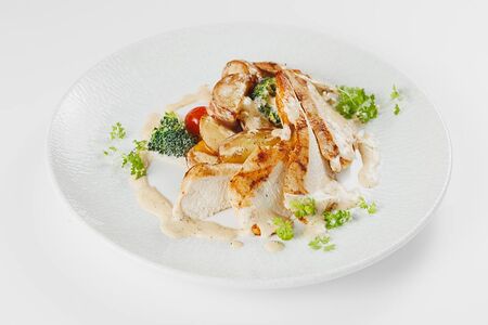 Салат с куриным филе под соусом айоли