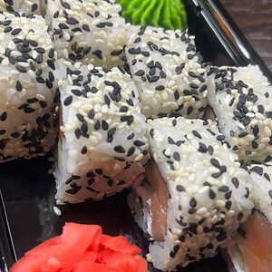 Калифорния в кунжуте с лососем