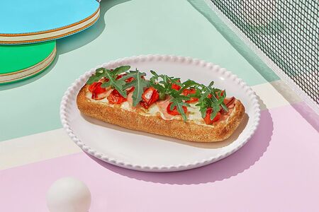 Брускетта с ветчиной и песто