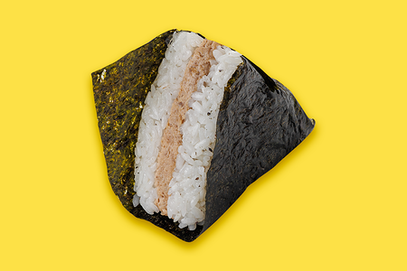 Онигири с тунцом