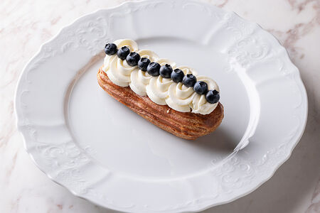 Эклер с малиной