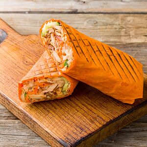 Шаурма в сырном лаваше с курицей