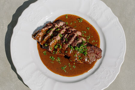 Стейк бавет с перечным соусом