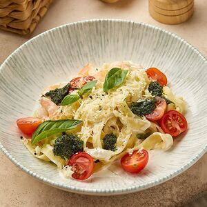 Паста с креветками, томатами и сливочным соусом