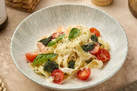 Паста с креветками, томатами и сливочным соусом