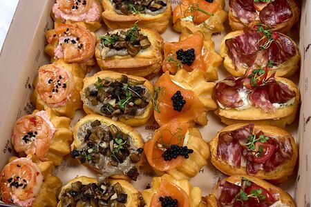 Бокс Профитроли и эклеры M