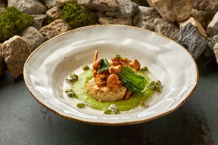 Щучья котлета с мятым картофелем и глазированными грибами