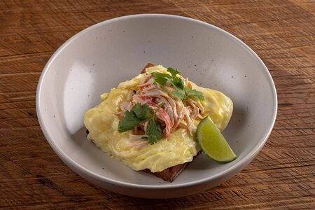 Скрембл с крабом и сметаной