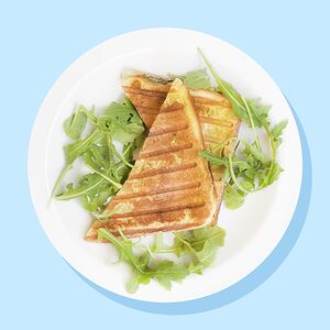 Тост с курицей и песто