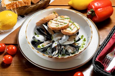 Мидии в сырном соусе