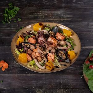 Микс-салат с морепродуктами