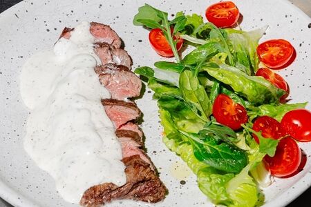 Тальятта из филе миньон с перечным соусом