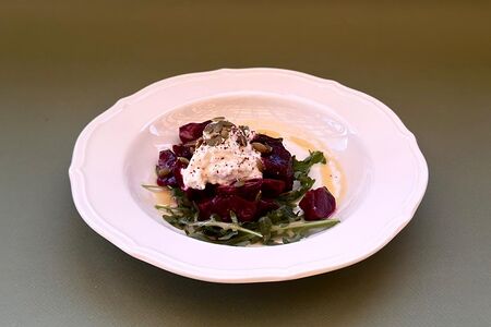 Салат из печеной свеклы со страчателлой и медовой заправкой 