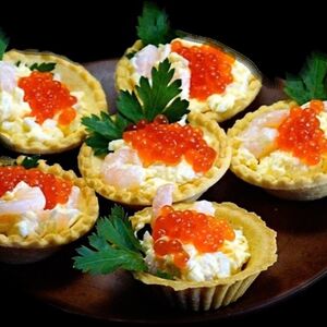 Креветки с красной икрой и соусом крем-чиз