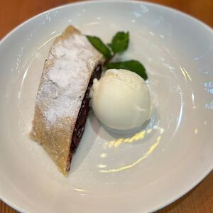 Штрудель вишневый