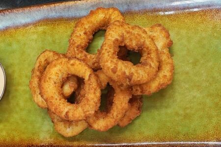 Кольца кальмара в кляре с восточным соусом