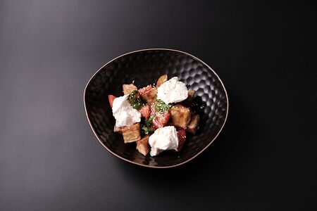 Салат Хрустящий с томатами, баклажанами и творожным сыром