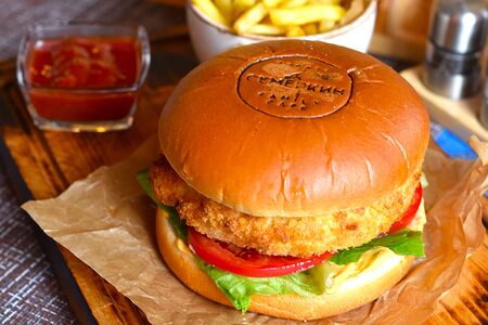 Шримп-бургер с картофелем фри и кетчупом