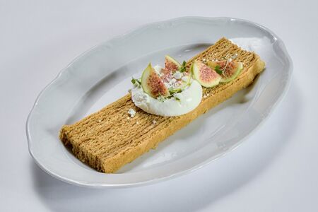 Медовик с инжиром и соусом сметана-юдзу