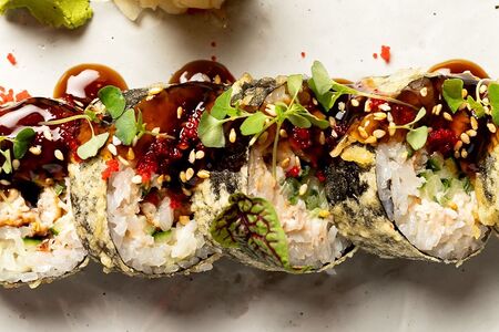 Ролл темпурный с крабом и угрём