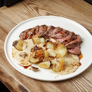 Свиная вырезка, картофель и грибной соус