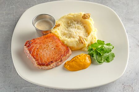 Стейк из тунца с пюре