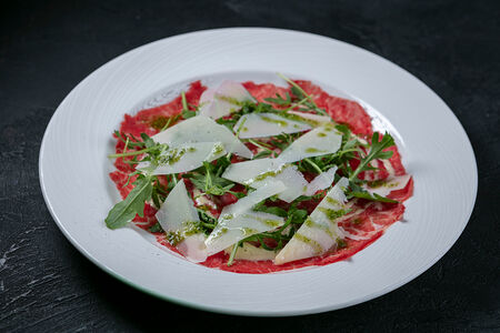 Карпаччо с горчичной заправкой, пармезаном и руколой