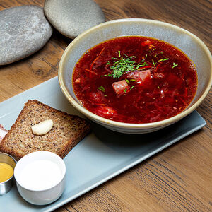 Борщ с говяжьей грудинкой, сметаной и сибирской горчицей