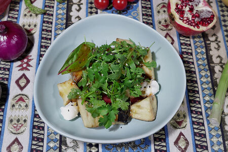 Тёплый салат из хрустящих баклажанов