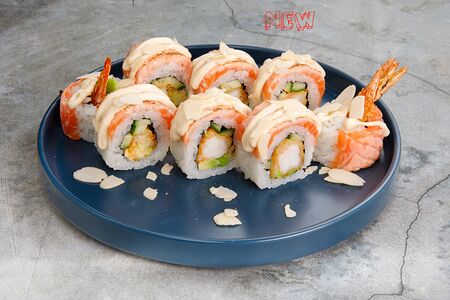 Ролл Ханами с креветкой темпура, опаленным лососем и трюфельным соусом