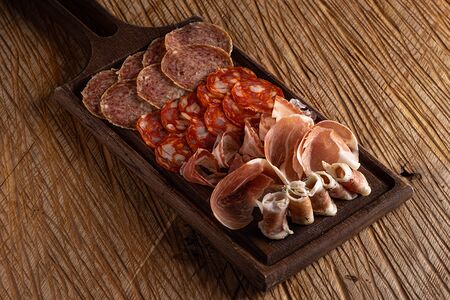 Мясные деликатесы