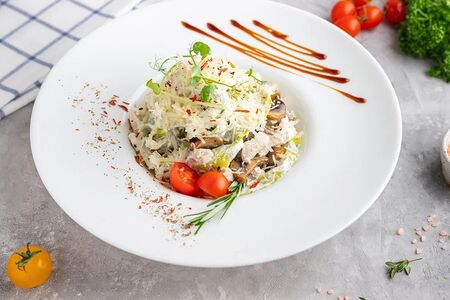 Фрикасе из куриной грудки со сливочно-грибным соусом, фетучини и тертым сыром пармезан