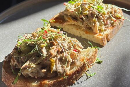 Бутерброд с телячьим языком 