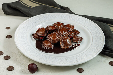 Шоколадные равиоли с вишней
