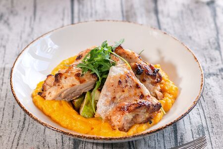 Запечённый цыплёнок с тыквенным кремом 