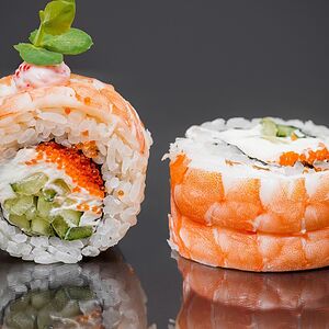 Ролл с креветкой и икрой
