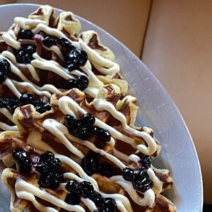 Вафля творожная с черничным джемом