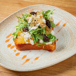 Смореброд с козьим сыром и грушевым чатни