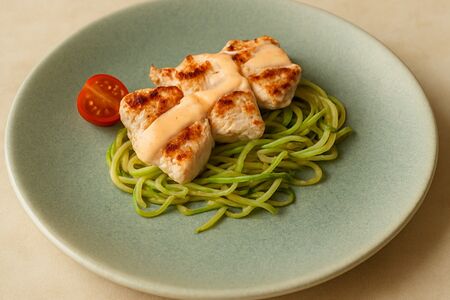 Медальоны из индейки со спагетти из цукини