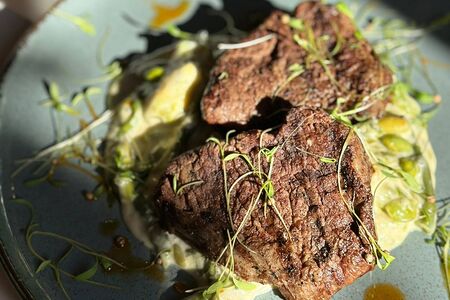 Медальоны из говядины с соусом блю-чиз