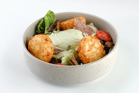 Салат с говяжьей грудинкой, картофельными драниками и соусом сладкий васаби 