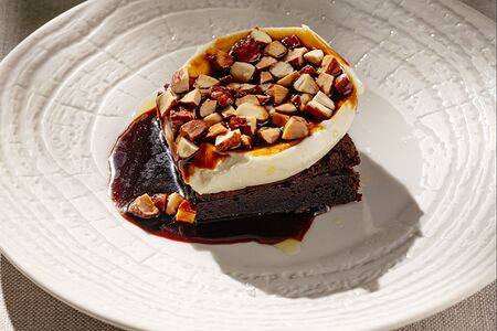 Брауни с кокосовым кремом и солодовой карамелью