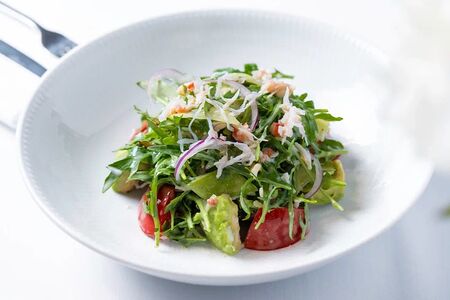 Салат с мясом краба,  авокадо и рукколой