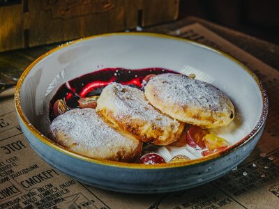 Фирменные сырники со сметаной и вареньем