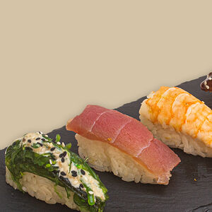 Суши нигири с лососем