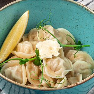 Пельмени со щукой и сметанно-чесночным соусом 