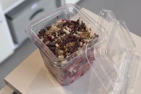 Стаканчик с клубникой в шоколаде