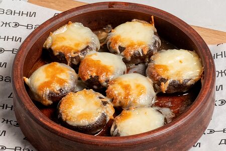 Запеченные шампиньоны под сыром сулугуни 