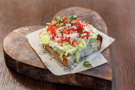 Брускетта с крабом и авокадо